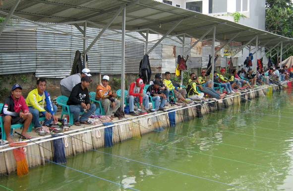 alt="kolam pemancingan"